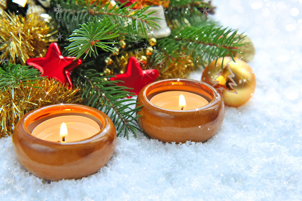 La composizione natalizia è con candele sulla neve
 - Foto, immagini