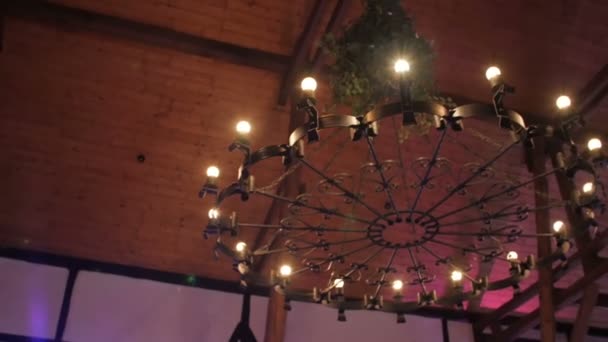 Lámpara de araña gótica en el antiguo castillo de la Edad Media
 - Metraje, vídeo