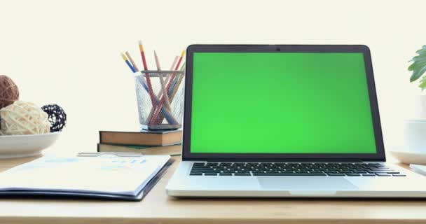 Laptop na biurku z zielonego ekranu. - Materiał filmowy, wideo