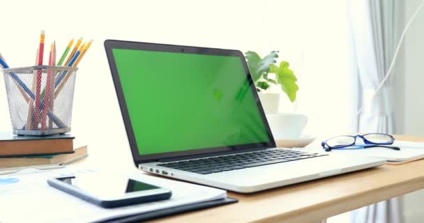 A pult-val zöld képernyő laptop. - Felvétel, videó