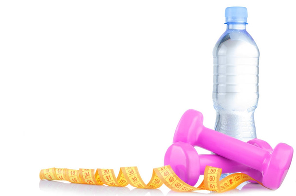 フィットネスのシンボル - ピンクのダンベル、ボトル入り飲料水とタオル。健康的なライフ スタイルのコンセプト - 写真・画像