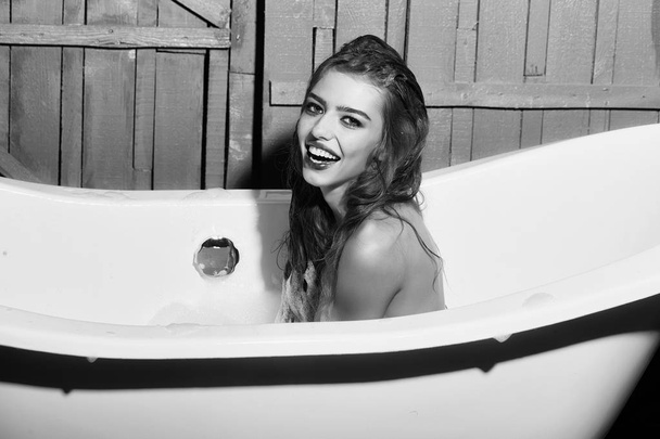 Smiling woman in bath - Φωτογραφία, εικόνα