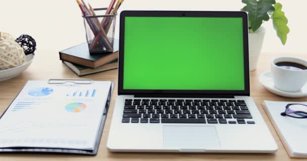 Ноутбук на столі з зеленим екраном
. - Кадри, відео