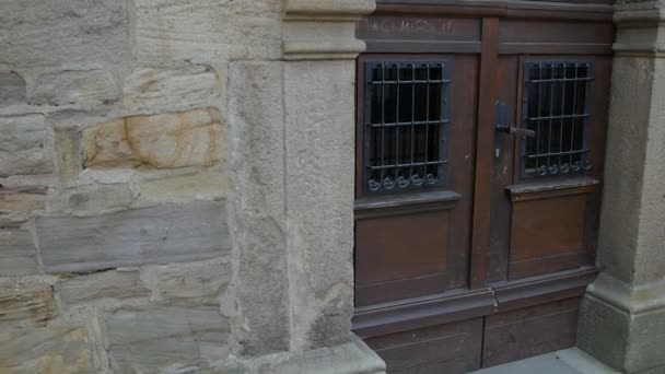 Porta da igreja de madeira velha
 - Filmagem, Vídeo