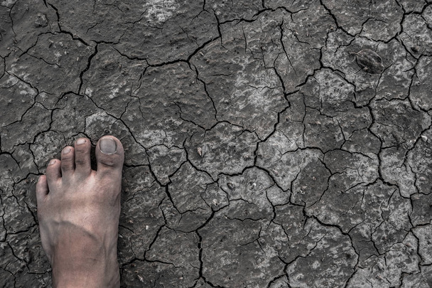 Taustaa jalat maassa, jotka joutuvat kestämään kuivuutta
. - Valokuva, kuva