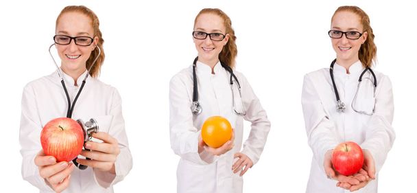 Όμορφη γυναίκα γιατρός με το στηθοσκόπιο και πορτοκαλί που απομονώνονται σε whi - Φωτογραφία, εικόνα