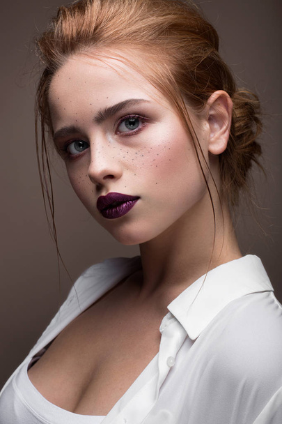Young girl with a haircut in a white shirt. Beautiful model with nude make-up and bright lips. Office Style. Beauty of the face - Valokuva, kuva