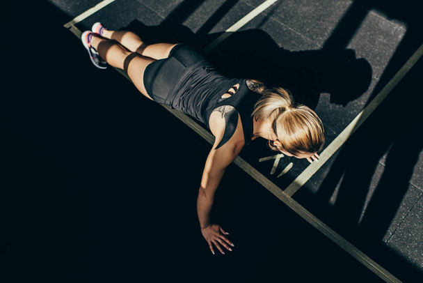 sportswoman doing push ups - Photo, Image