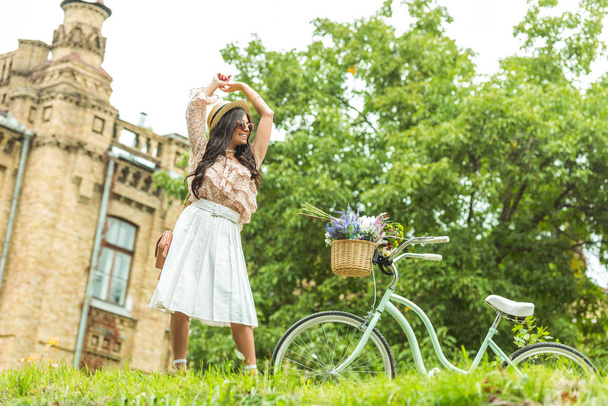 menina bonita com bicicleta
 - Foto, Imagem