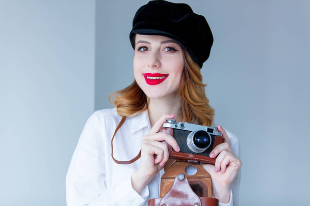 Mujer joven sosteniendo cámara retro
 - Foto, imagen