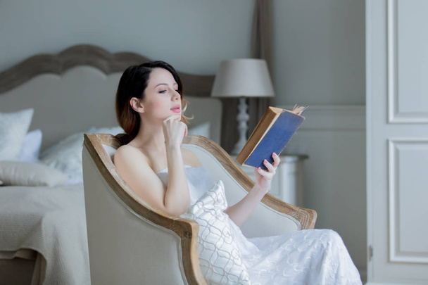 fiatal nő olvasás könyv - Fotó, kép