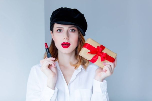 Vrouw met lippenstift en geschenk doos  - Foto, afbeelding