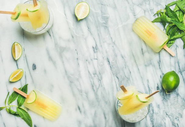 Summer refreshing lemonade popsicles - Foto, Imagen