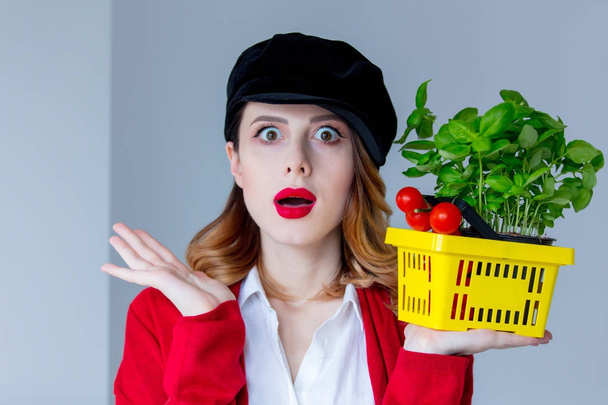 Žena s bylinkami a rajčaty  - Fotografie, Obrázek