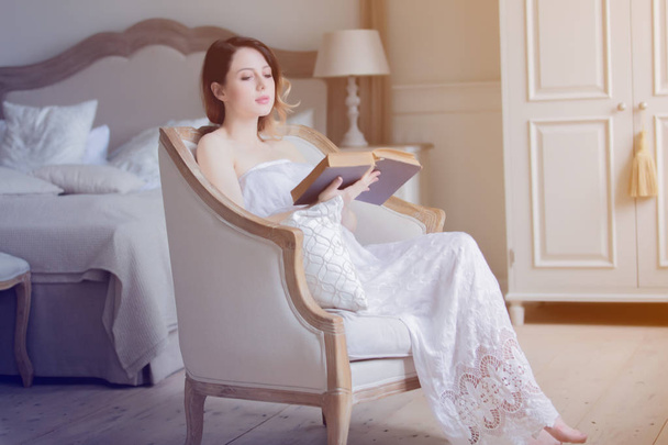 jeune femme lecture livre - Photo, image