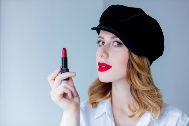 jeune femme avec rouge à lèvres  - Photo, image