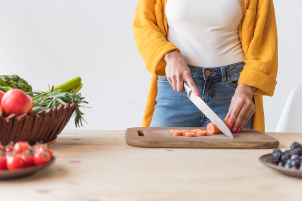 mujer cortando zanahoria
 - Foto, imagen