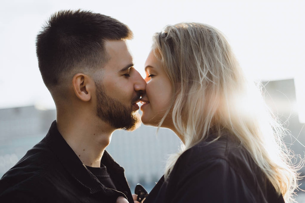 woman and man kissing each other - Фото, изображение