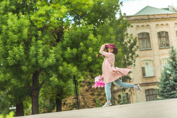 ευτυχισμένος κορίτσι με πατίνια - Φωτογραφία, εικόνα