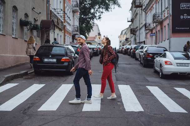 Couple crossing road - Фото, зображення