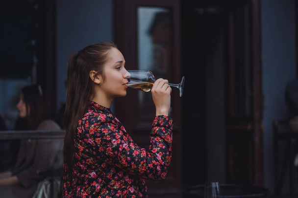 Young woman drinking wine - Foto, Bild