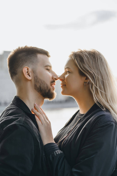 woman and man kissing each other - Foto, afbeelding