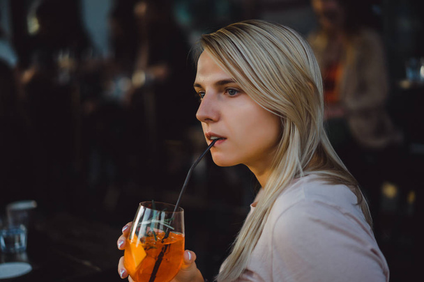 Woman drinking cocktail - Zdjęcie, obraz