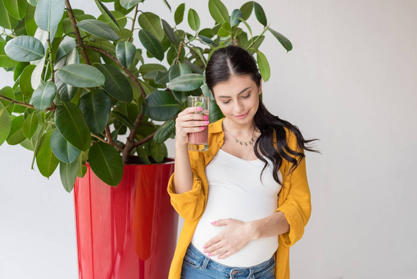 Schwangere mit Glas Entgiftungsgetränk - Foto, Bild