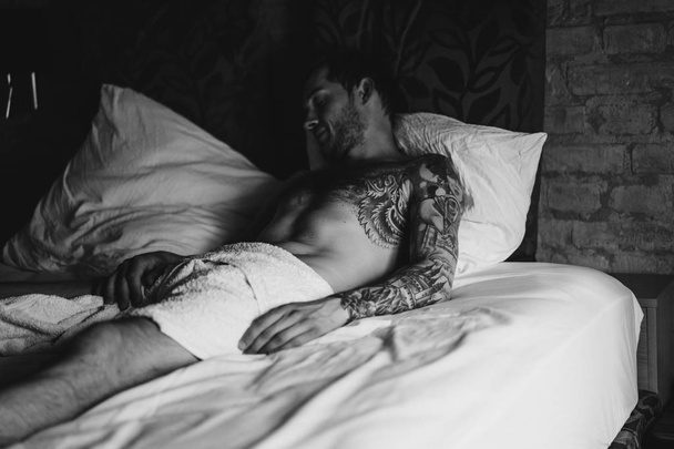 Man wakes up in bed - 写真・画像