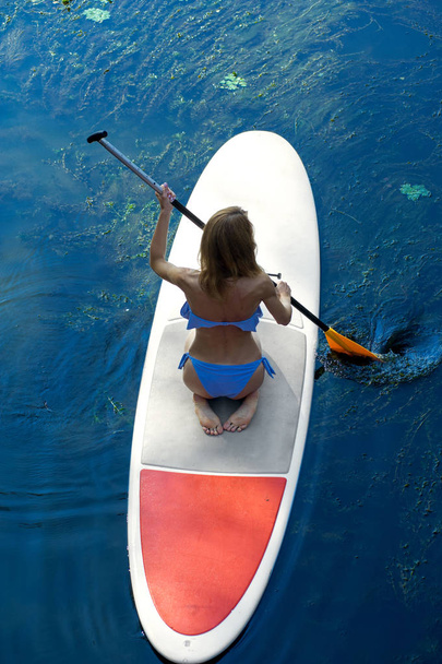 beautiful girl on SUP board - Foto, Imagen