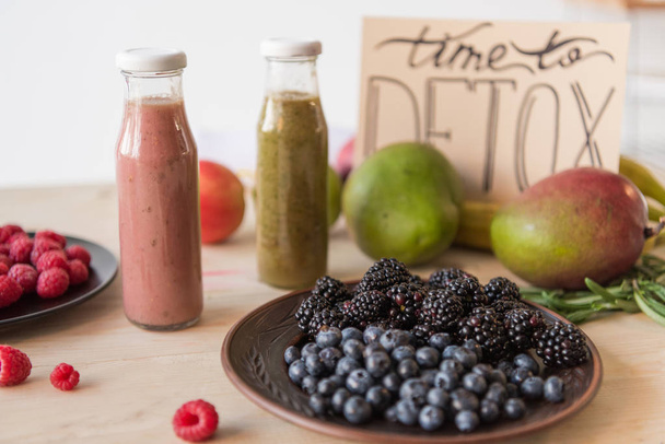 detox drinks and organic food - Foto, afbeelding