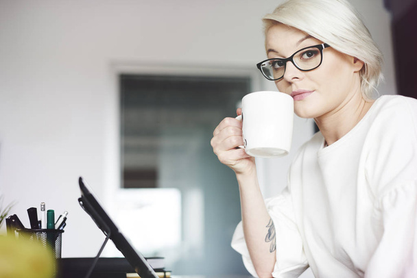 businesswoman drinking hot coffee - Photo, Image