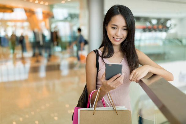 Mulher de compras usando celular
  - Foto, Imagem