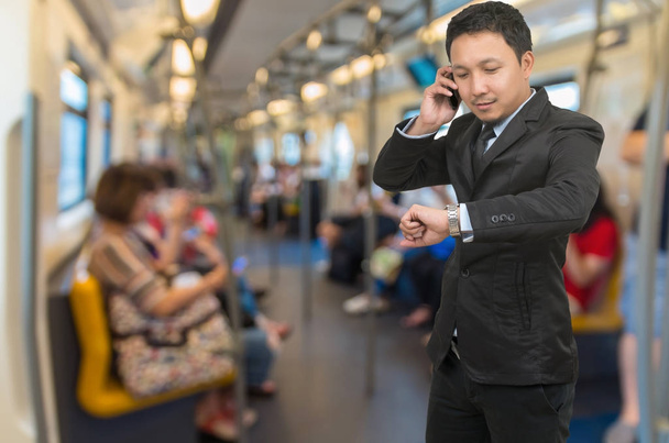 Aasian Liikemies soittaa matkapuhelimeen
  - Valokuva, kuva