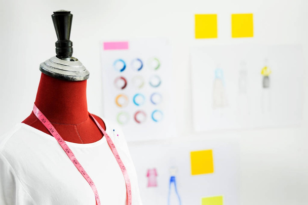 conception de vêtement sur mannequin Mannequin rouge avec ruban à mesurer en tai
 - Photo, image
