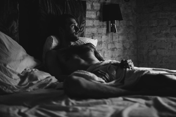 Man wakes up in bed - Foto, afbeelding