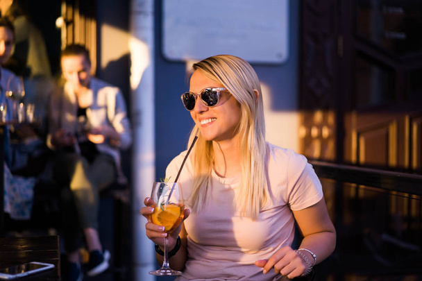 жінка питної коктейль
 - Фото, зображення