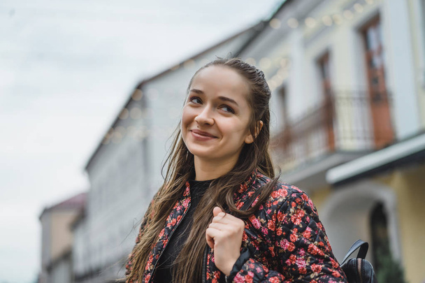 Genç kadın Caddesi üzerinde gülümseyen - Fotoğraf, Görsel
