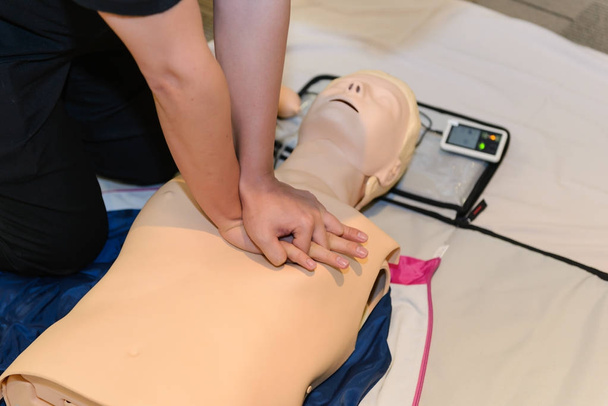 Formation de secourisme CPR avec mannequin CPR dans la classe
 - Photo, image