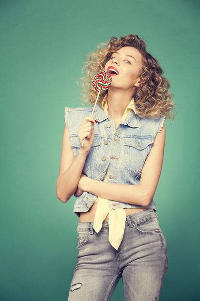 young woman posing with lollipop - Foto, afbeelding