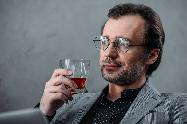 businessman drinking whiskey - Фото, изображение