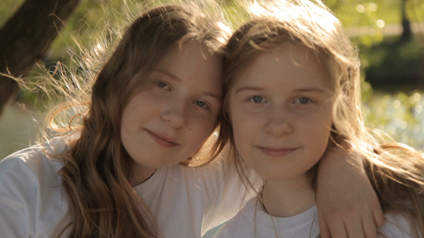 hermanas gemelas abrazándose al aire libre
 - Metraje, vídeo