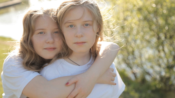 irmãs gêmeas abraçando ao ar livre
 - Filmagem, Vídeo