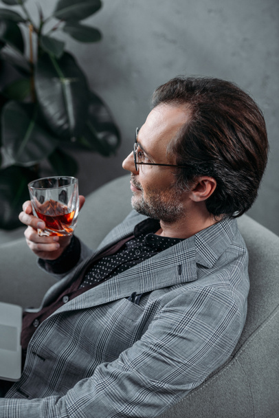 businessman drinking whiskey - Zdjęcie, obraz
