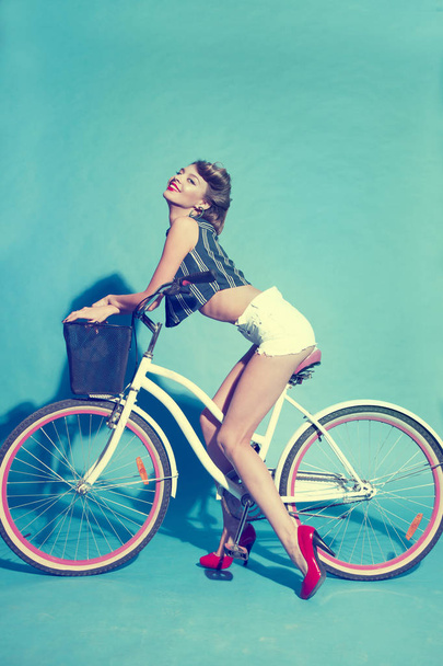 young woman with bicycle - Fotoğraf, Görsel