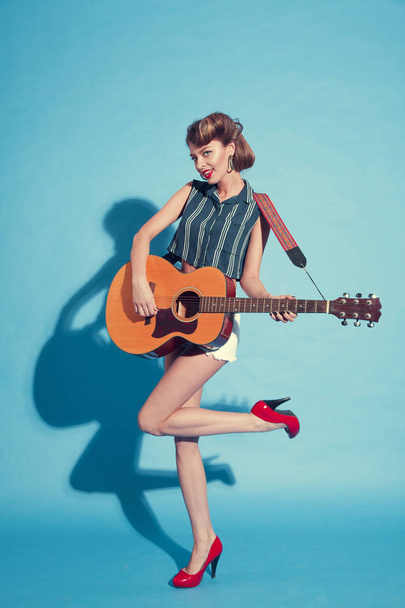 young woman playing guitar - Φωτογραφία, εικόνα