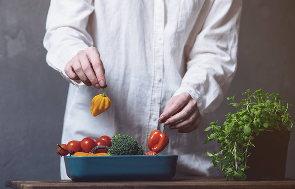 Mujer caucásica cocinar verduras
 - Foto, Imagen