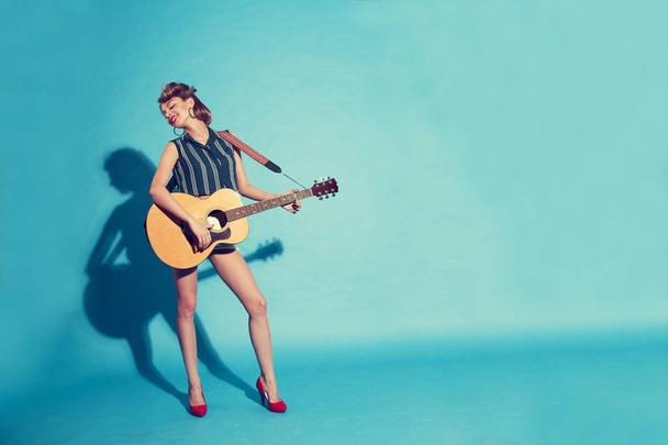 young woman playing guitar - Zdjęcie, obraz