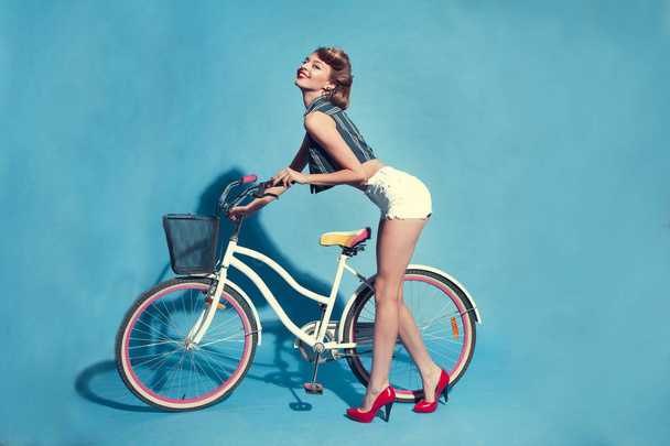 Młoda kobieta z rowerem - Zdjęcie, obraz