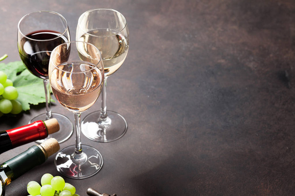ποτήρια κρασί και σταφύλια - Φωτογραφία, εικόνα